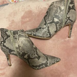 Zipper leopard heels boots